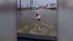 Blzniv surfai se projdli v zatopench ulicch texaskho msta Galvestonu