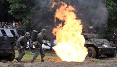 Vojáci napodobující boje za druhé svtové války mezi ameriany a nmci na...