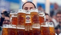 Němec překonal světový rekord v nošení piv. Přenesl najednou 29 tupláků
