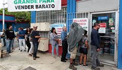 Lidé v Bayamonu v Portoriku ekají ve front ped obchodem, aby se pipravili...