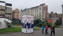 Obyvatelé Ostravy si prohlíí plody útoné kampan Pavola Krúpy upozorující na...