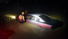 Ulice na ostrov Fajardo v Portoriku jsou zaplavené. Místní záchranáský tým...