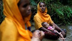 Odpoinek. Rohingské eny s dtmi sedí u vody po pekroení hranic z Barmy do...