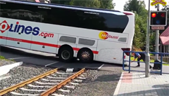 Autobus uvízl na železničním přejezdu ve Smržovce. Vyprostili jej až hasiči