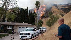 Kvli poáru u LA byly evakuovány stovky dom.