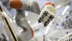 Kooperativní robot Kuka v továrně Škoda Auto ve Vrchlabí