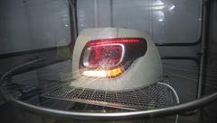 Testování tsnosti svtlomet v továrn Varroc v enov u Nového Jiína