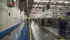Výroba svtlomet v továrn Varroc v enov u Nového Jiína