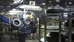Finální kontrola hotové pneumatiky v továrn Continental Barum v Otrokovicích