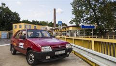 Vyp�j�ená �koda Favorit p�ed areálem továrny Buzuluk v Komárov�