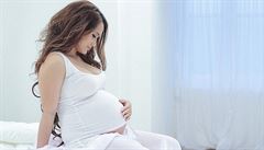 Lidská plodnost stále klesá. Problémy má čtvrtina českých párů