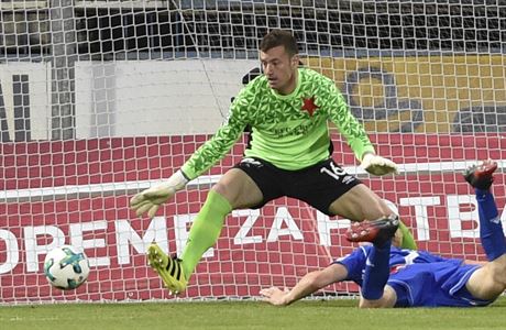Václav Jemelka z Olomouce dává gól brankái Slavie Janu Latvkovi.
