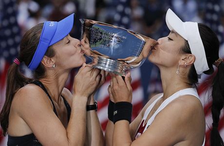 Martina Hingisová a Chan Yung-jan slaví vítzství na US Open.