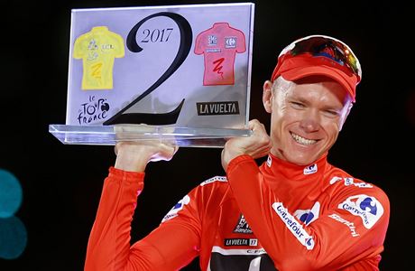 Brit Chris Froome slaví svj double pro rok 2017.