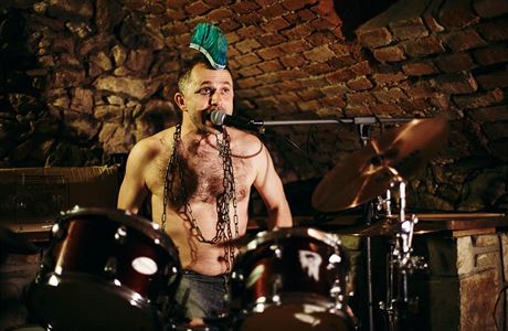 Michal Kaák jako bubeník skupiny Vydrapená Buírka Punk System