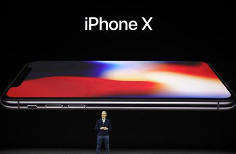 Tim Cook pedstavuje nový iPhone X.