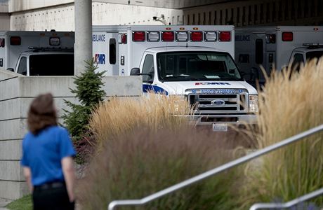 Ambulance u nemocnice Sacred Heart Hospital, která pivezla zranné ze stelby...