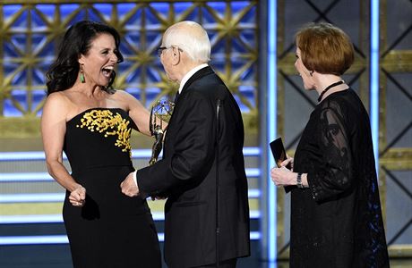 Norman Lear, Carol Burnettov (pravo) gratuluj Julia Louis-Dreyfusov k Emmy.