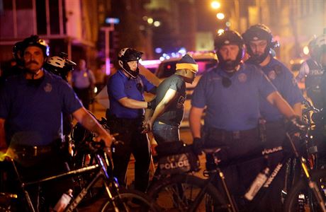 Policie v St. Louis zatkla nkolik demonstrant.