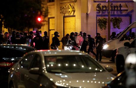 Potyky mezi demonstranty a policisty v St. Louis.