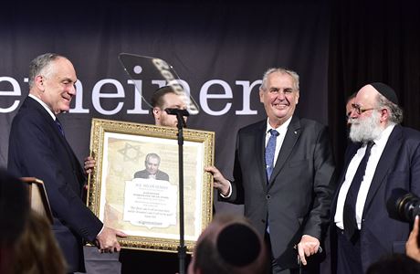 Ronald Lauder (vlevo) pedává cenu prezidentu Zemanovi.