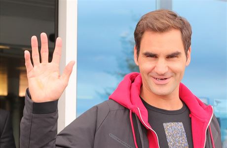 Roger Federer zdraví fanouky na letiti Václava Havla.