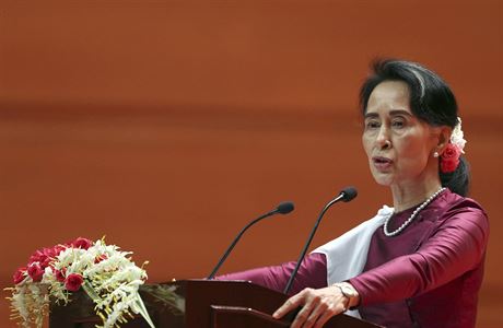 Barmská vdkyn Do Aun Schan Su ij bhem proslovu.