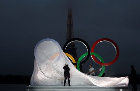 Slavnostn odhalen olympijskch kruh ped Eiffelovou v v Pai.