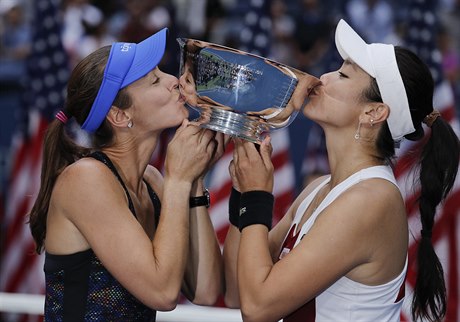 Martina Hingisová a Chan Yung-jan slaví vítzství na US Open.