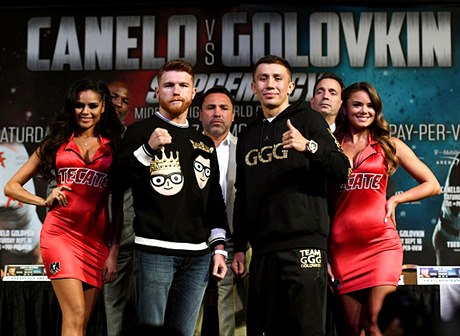 Canelo Alvarez (vpravo) a Gennadij Golovkin na tiskové konferenci k sobotnímu...