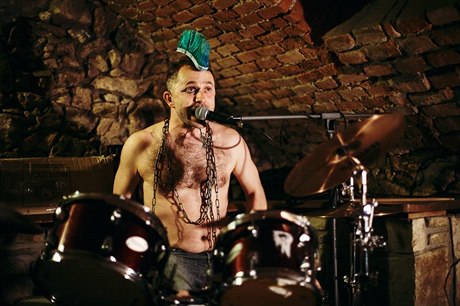 Michal Kaák jako bubeník skupiny Vydrapená Buírka Punk System