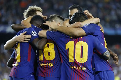 Barcelona slaví gól Lionela Messiho v Lize mistr�