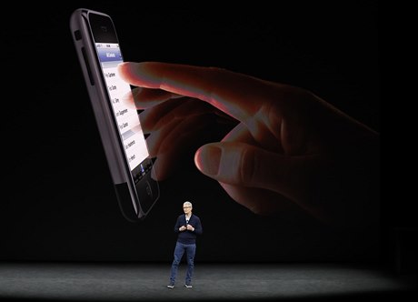 Generální editel Applu Tim Cook pedstavuje Iphone  8.