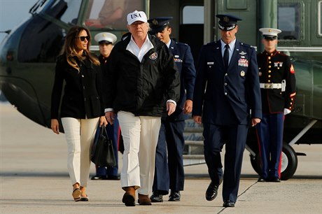 Donald Trump s manelkou nastupují na Air Force One.