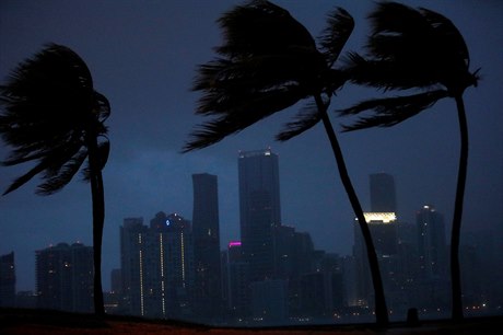 Tmavé mraky a silný vítr nad panoramatem Miami.
