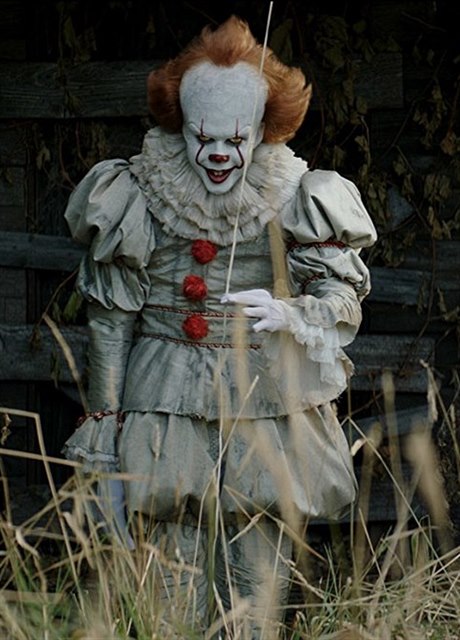 Klaun Pennywise je obas a roztomilý. Snímek To (2017) podle kniní pedlohy...