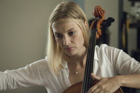 Simona (Barbora Poláková) na cello rozhodn válí.