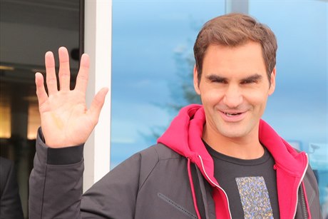 Roger Federer zdraví fanouky na letiti Václava Havla.