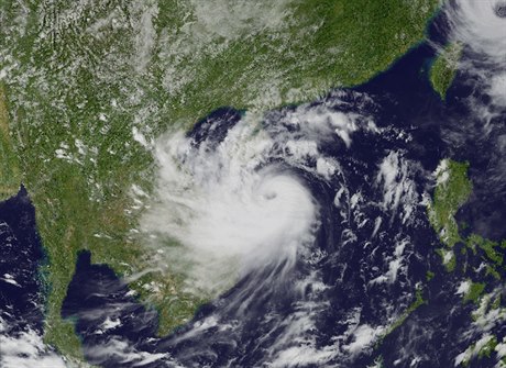 Tajfun Doksuri na satelitních snímcích.