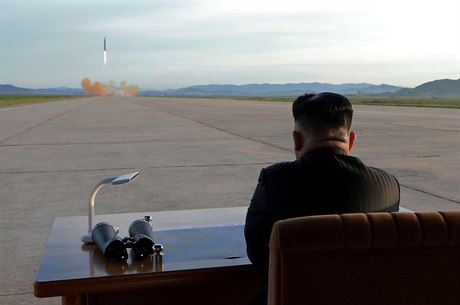 Kim ong-un sleduje start rakety (ilustraní foto).