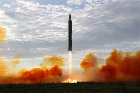 Hwasong-12. Raketa, která letla pes Japonsko.