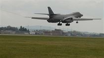 Stroj B-1B přistává na Dnech NATO.
