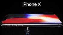 Tim Cook představuje nový iPhone X.