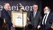 Ronald Lauder (vlevo) pedv cenu prezidentu Zemanovi.