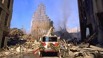 Trosky World Trade Center: V pozad stoup kou z hocch jed.