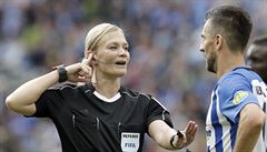 N�mecká rozhod�í Bibiana Steinhausová, první �ena, která �ídila zápas n�mecké...