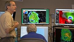 Odborníci na hurikány sledují Irmu v National Hurricane Center.