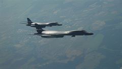 Bombardéry B-1B pi letu nad eskem bhem cviení Ample Strike. Jsou schopny...