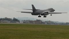 Stroj B-1B pistává na Dnech NATO.