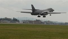 Stroj B-1B p�istává na Dnech NATO.